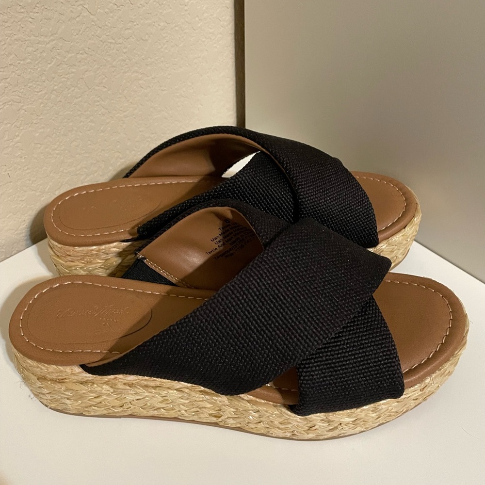 Universal Thread Black and Tan Sandals